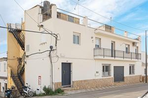¡Oportunidad única en Blanes! Casa esquinera de 257 m² para rehabilitar a tu gusto. photo 0