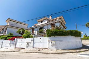 Casa con piscina comunitaria en Torredembarra–Reformada, luminosa y a 10 minutos de la playa photo 0
