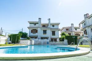 Casa con piscina comunitaria en Torredembarra–Reformada, luminosa y a 10 minutos de la playa photo 0