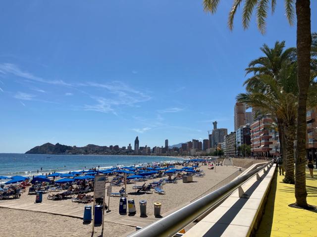 Apartamento de 2 dormitorios y 2 baños completamente reformado con garaje privado. photo 0