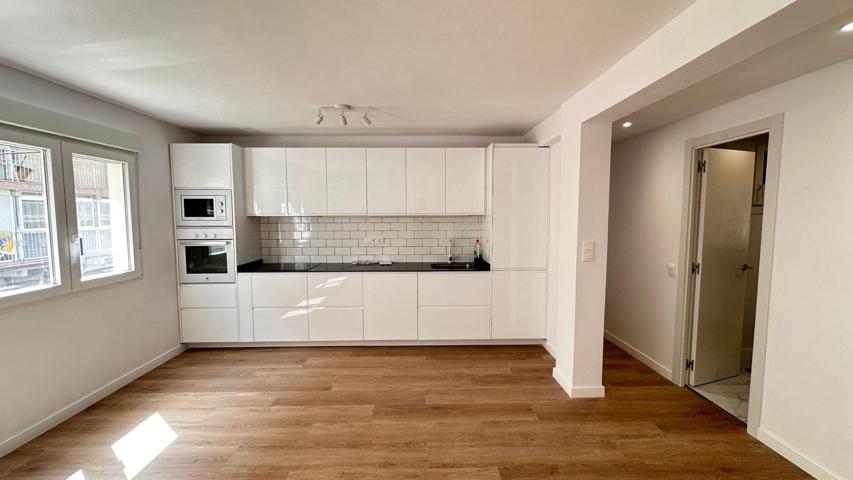 Apartamento de 2 dormitorios y 2 baños completamente reformado con garaje privado. photo 0