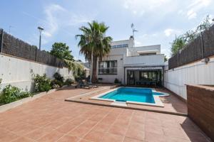 Exclusiva casa adosada con piscina privada en Mas Mel, Calafell photo 0
