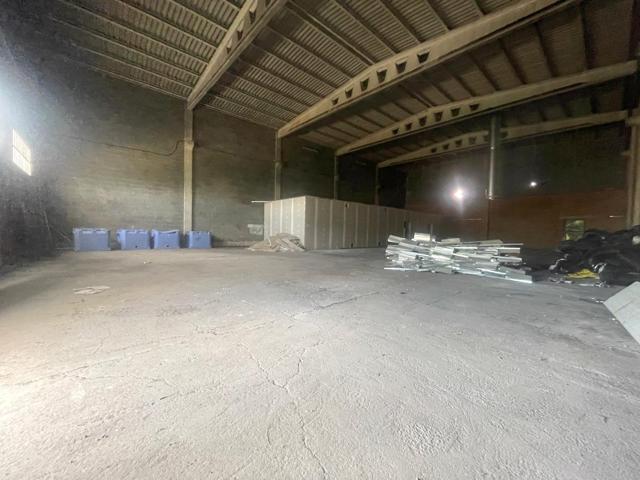 Venta exclusiva de nave industrial en Els Garidells – 500 m² construidos, gran altura y oficinas. photo 0