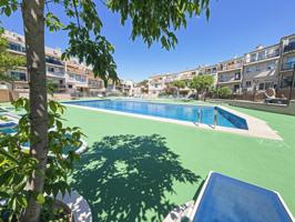 Casa adosada completamente reformada en zona residencial con piscina comunitaria – a un paso del cen photo 0