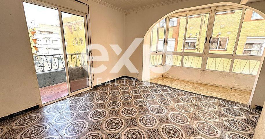 Oportunidad de inversión: piso céntrico para reforma integral con tres balcones photo 0