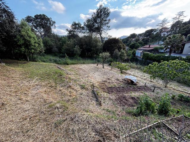 Terreno en venta en Vacarisses; parcela de 600 m2 en una zona tranquila y cerca de la estación de cercanias photo 0
