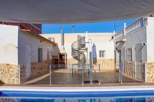 Casa de pueblo reformada con piscina y gran potencial en Los Montesinos photo 0