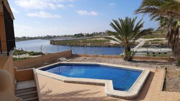 Exclusiva villa junto al mar con vistas espectaculares y acceso directo al agua photo 0