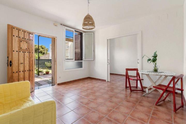 Planta baja reformada con jardín privado en Tiana, con el encanto de una casita de pueblo. photo 0