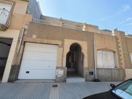 🏡 Casa con gran potencial en zona tranquila – Terraza, azotea y garaje photo 0