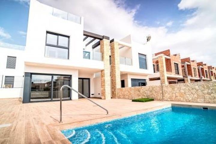 Se vende Moderna Vivienda Unifamiliar en Punta Prima photo 0