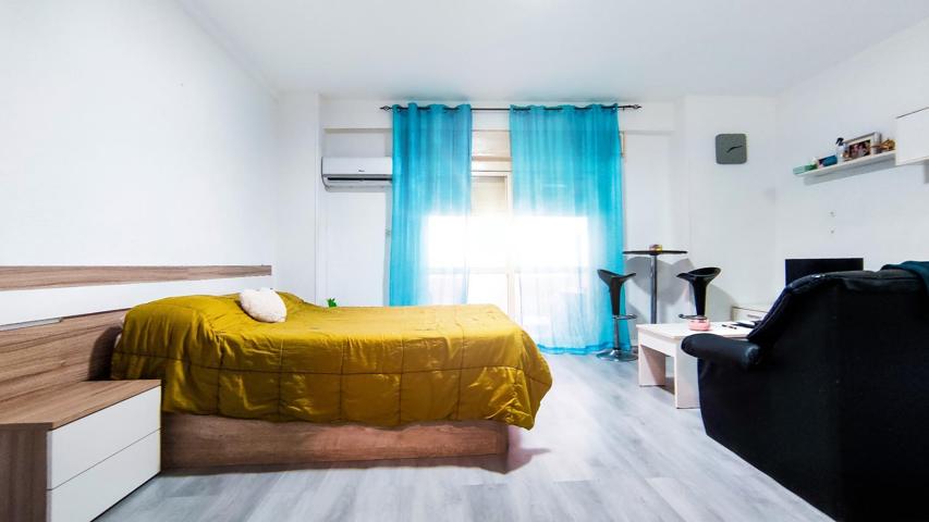 En venta estudio con balcón en Almería Capital photo 0