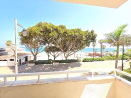 ¡Oportunidad única en primera línea de playa cerca de el Puerto de Estepona! photo 0