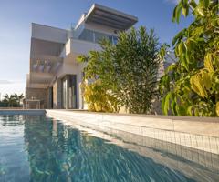 Villa independiente de 4 dormitorios y 3 ½ baños lista para entrar a vivir con piscina privada y garaje en el sótano. photo 0