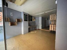 ¡Tu negocio en marcha en El Guinardó! Local comercial en alquiler por solo 700 € photo 0