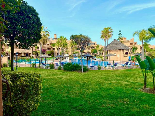 🏡 OPORTUNIDAD: Piso en Estepona a 100 m del mar con 6 piscinas – ¡Excelente inversión! photo 0