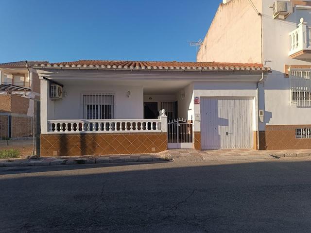 BONITA CASA PAREADA EN PLANTA BAJA CON GARAJE Y PATIO photo 0