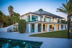 Exclusiva villa reformada en la Milla de Oro de Marbella, con vistas panorámicas al mar y a La Concha. photo 0