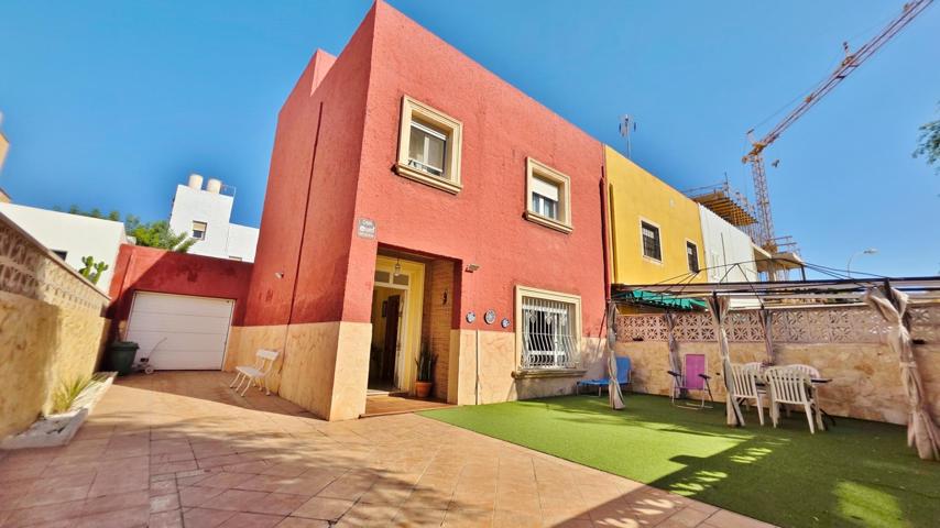 Casa con Patio de 90 m² y Solárium en el Corazón de Ciudad Jardín photo 0