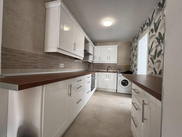 Luminoso piso de 3 dormitorios con terraza y garaje en pleno centro de Estepona photo 0