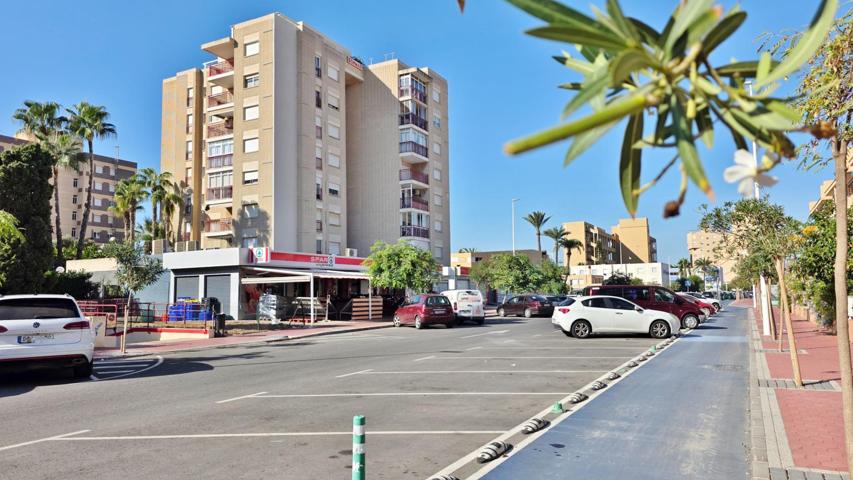 ¡Oportunidad única en La Manga! Piso de 95 m² con gran potencial y a 5 minutos de la playa. photo 0