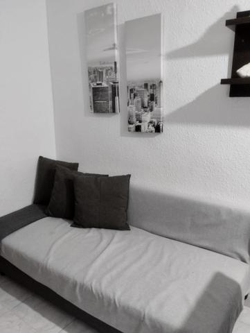 ¡Oportunidad para inversores! Piso en venta con inquilino en Sant Crist, Badalona photo 0