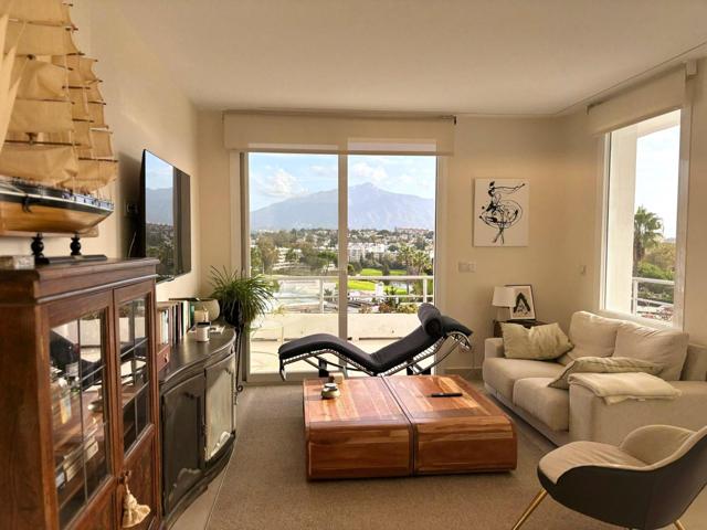 Espectacular ático, situado en la cuarta planta de un edificio en Guadalmina Alta photo 0