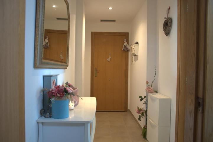 Ático Dúplex Luminoso con Terraza y Amplias Zonas Comunes en Entorno Tranquilo photo 0