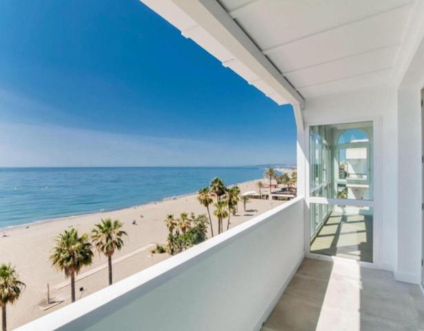 Precioso ático en el centro de Estepona en primera línea de playa con vistas al mar photo 0