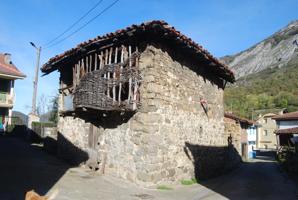 Se vende cuadra y pajar en centro urbano en Bezanes, Caso, Asturias photo 0