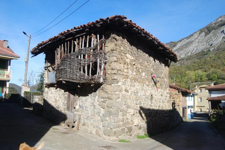 Se vende cuadra y pajar en centro urbano en Bezanes, Caso, Asturias photo 0