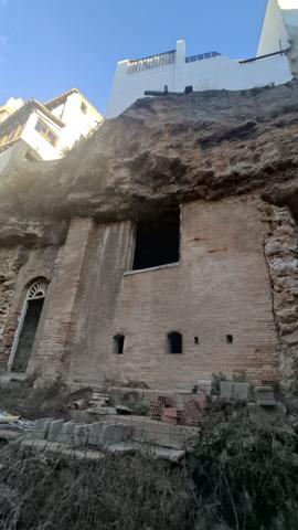 Gran Local o Almacén en Requena: Oportunidad de Inversión photo 0