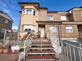 Espectacular y exclusivo chalet pareado de 5 habitaciones y piscina photo 0