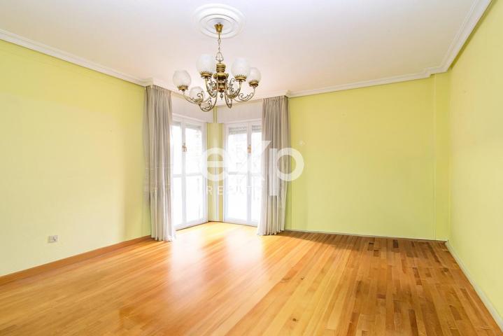 Piso en venta en C- Bermúdez de Castro - 199.990 € - plaza de garaje incluida photo 0