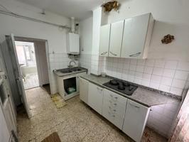 Piso de 70 metros útiles, amplio salón exterior, cocina amueblada con despensa, 3 dormitorios uno de ellos con vistas y 1 baño con bañera. photo 0
