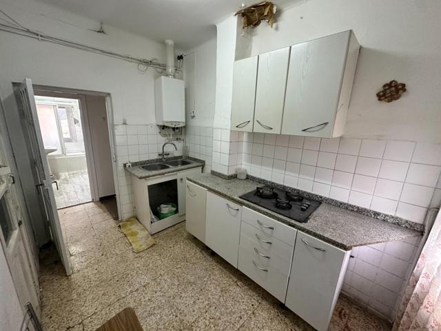 Piso de 70 metros útiles, amplio salón exterior, cocina amueblada con despensa, 3 dormitorios uno de ellos con vistas y 1 baño con bañera. photo 0