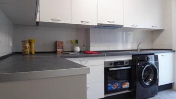 Piso de 3 dormitorios con 2 balcones y edificio reformado en Berriozar photo 0