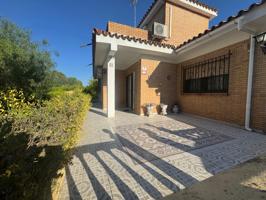 Encantadora finca urbana con dos viviendas en Palomares del Río photo 0
