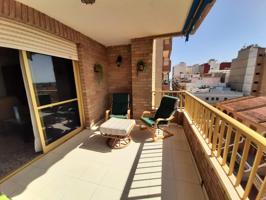 ¡Preciosa vivienda con terraza a escasos metros de la playa! photo 0