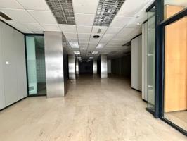 Local comercial de 350 m2 en alquiler, situado en una ubicación de gran visibilidad. photo 0