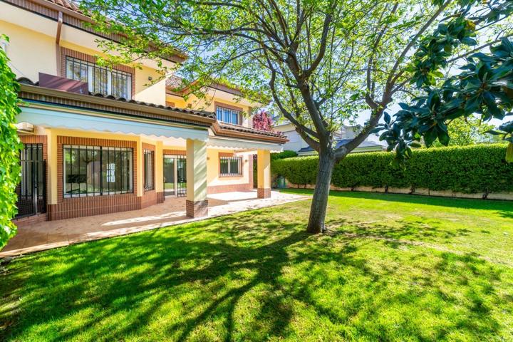 Chalet Pareado con Gran Potencial en Parcela de 600 m² – Ascensor, Jardín y Garaje photo 0