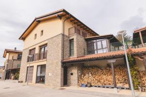 A solo 10 minutos de Pamplona, en la tranquila localidad de Urdaniz chalet seminuevo photo 0