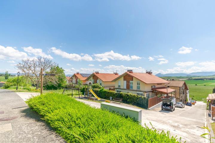 a 10 minutos de Pamplona Chalet adosado impecable! photo 0