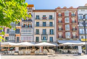 Vive la historia de Pamplona desde tu balcón en Plaza del Castillo photo 0