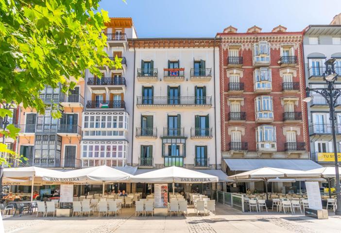 Vive la historia de Pamplona desde tu balcón en Plaza del Castillo photo 0