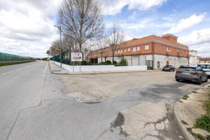 GRAN LOCAL EN VENTA EN GRANADA - AEROPUERTO photo 0