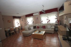 CHALET ADOSADO DE 3 PLANTAS, 5 DORMITORIOS, 3 BAÑOS, GARAJE, ZONAS COMUNES photo 0