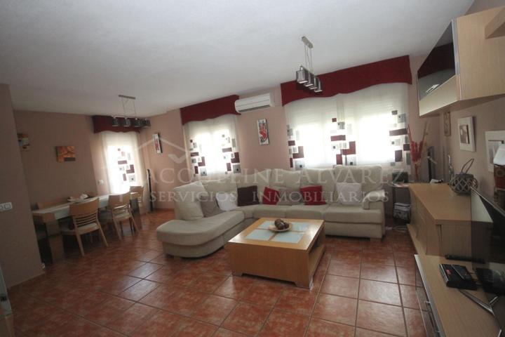 CHALET ADOSADO DE 3 PLANTAS, 5 DORMITORIOS, 3 BAÑOS, GARAJE, ZONAS COMUNES photo 0