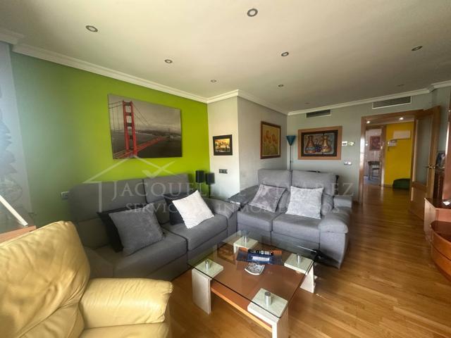 Amplio piso de 4 dormitorios con garaje, trastero y piscina en urbanización privada –Carabanchel photo 0