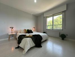 TU NUEVO HOGAR EN URBANIZACIÓN LOS PINOS – ÚLTIMA PLANTA, LUMINOSO Y CON ZONAS COMUNES DE ENSUEÑO photo 0